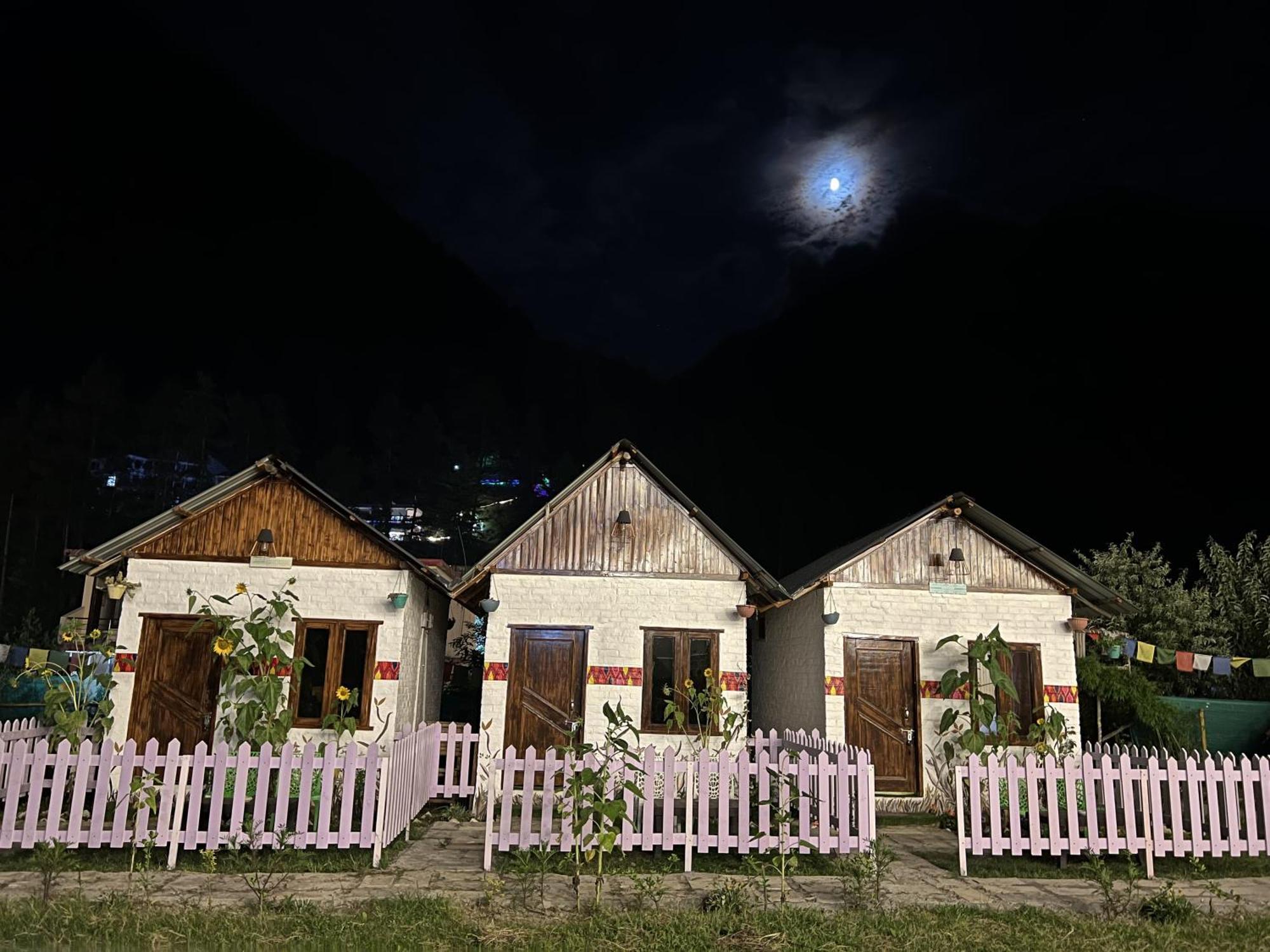 Himtrek Stay Kasol Esterno foto